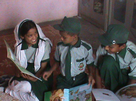 Kids in Pakistan with Hoopoe books