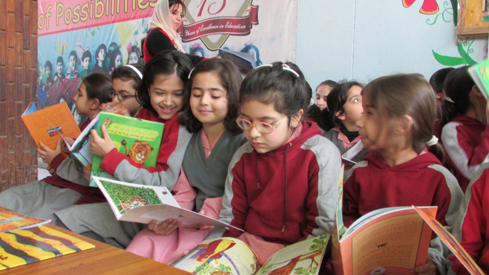 Group of girls in Pakistan in Pakistan with Hoopoe books