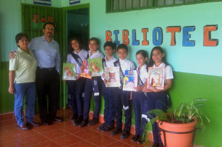 Kids in Costa Rica with Hoopoe English-Spanish bilingual books